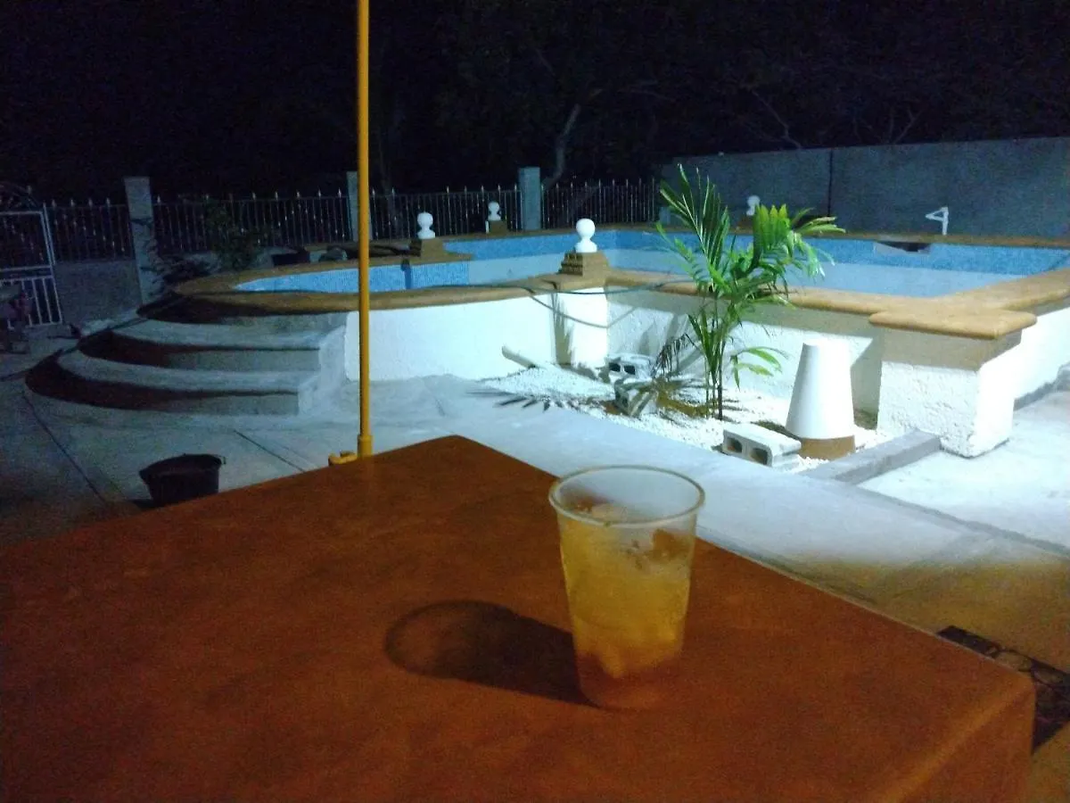 Blue Dolphin Guest House Black River